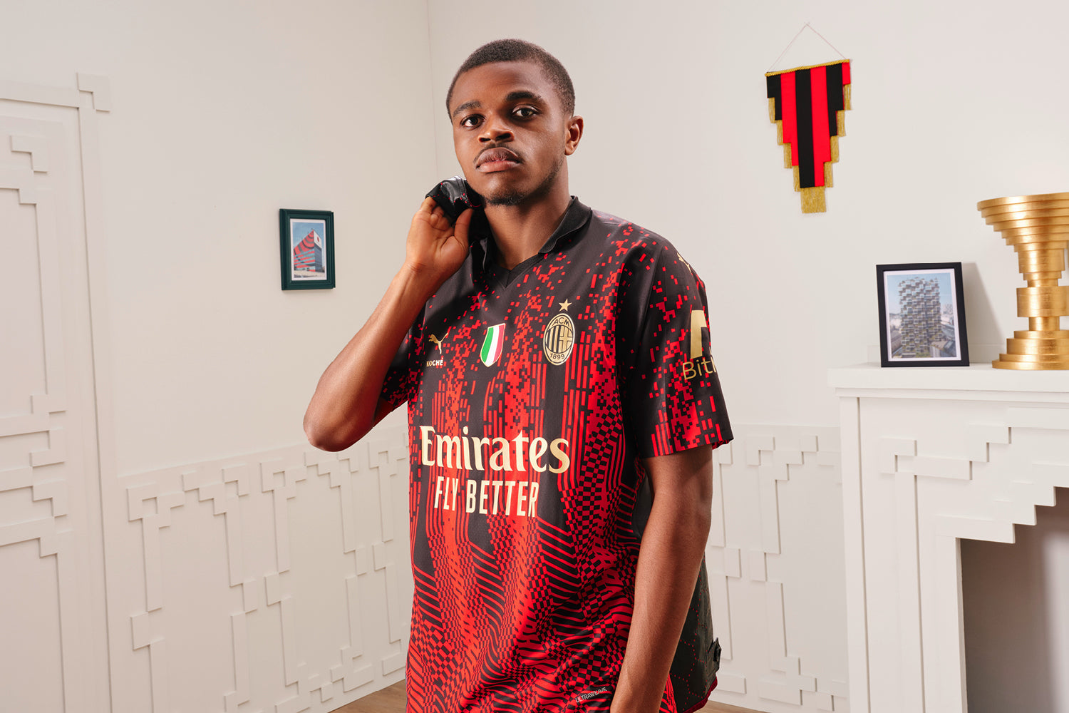 🔴⚫ El AC Milan presentó su cuarta camiseta 22/23 x @pumafootball, en  colaboración con Koché. ¿👍🏻 o 👎🏻?