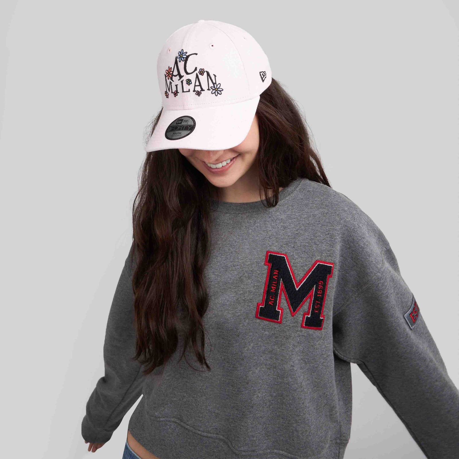 キャップ New Era AC Milan Floris A-Frame Trucker Ball Cap White Scarl 9FORTY® NEW ERA X AC MILAN CAP WITH LOGO AND EMBROIDERED