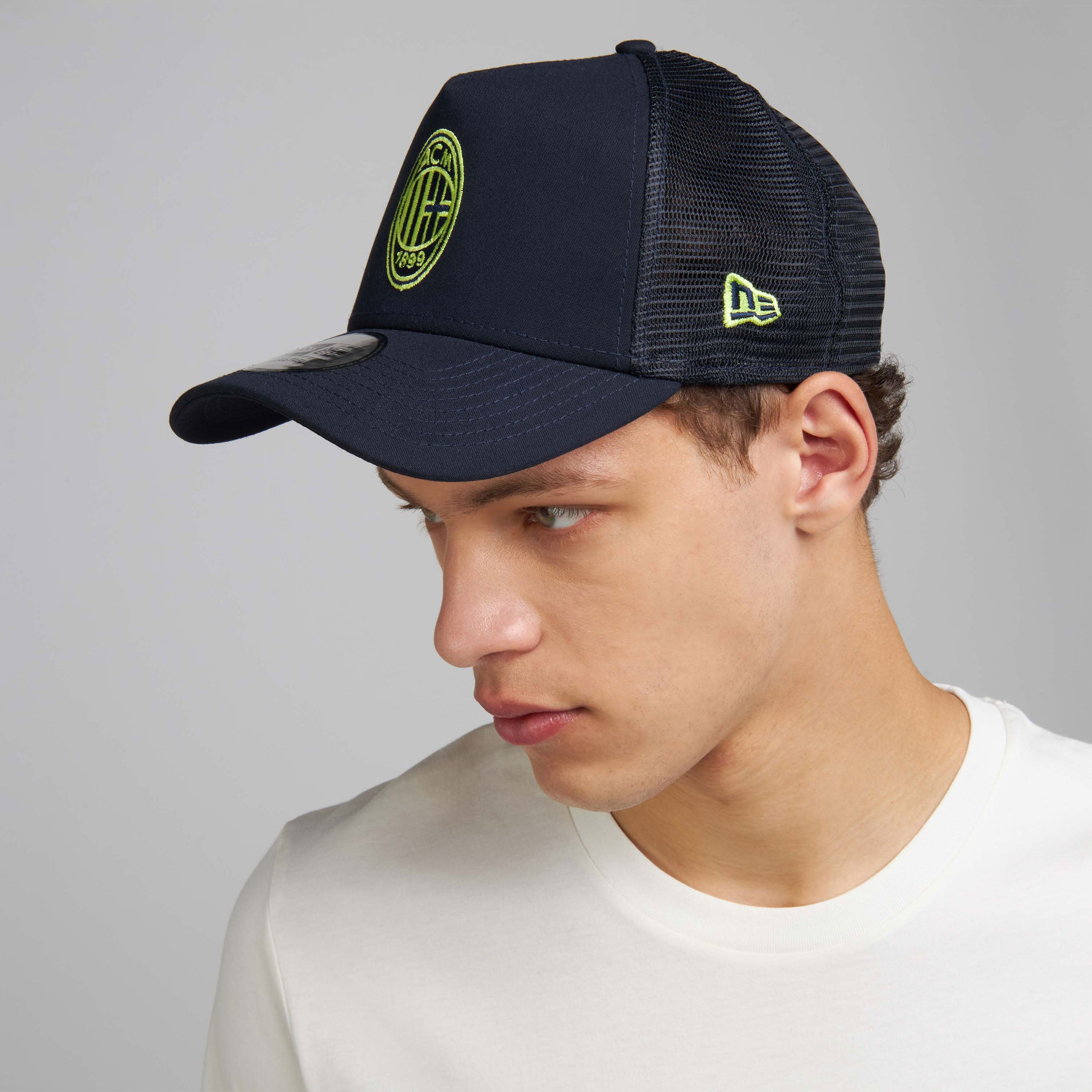 NEW ERA X AC MILAN TRUCKER CAP WITH NEON LOGO