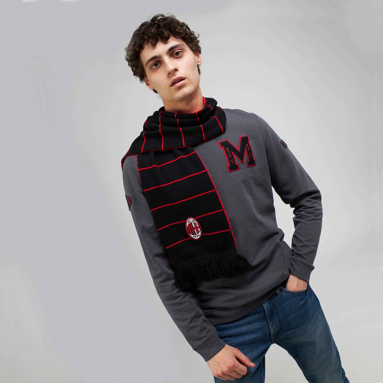 新品　AC Milan adidas スカーフ フリンジ付き 黒/赤 AC MILAN SCARF WITH LOGO AND THICK STRIPES | AC Milan Store